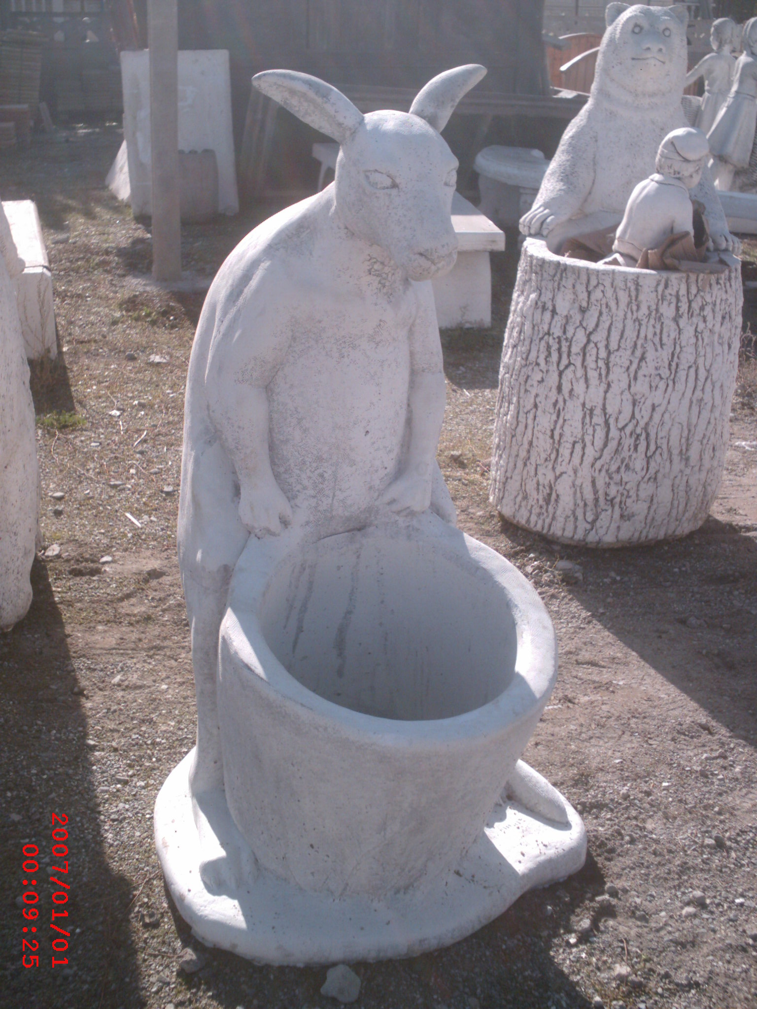 kanguru saksı;beton en.80 boy.90 yüks.135 ağr.425