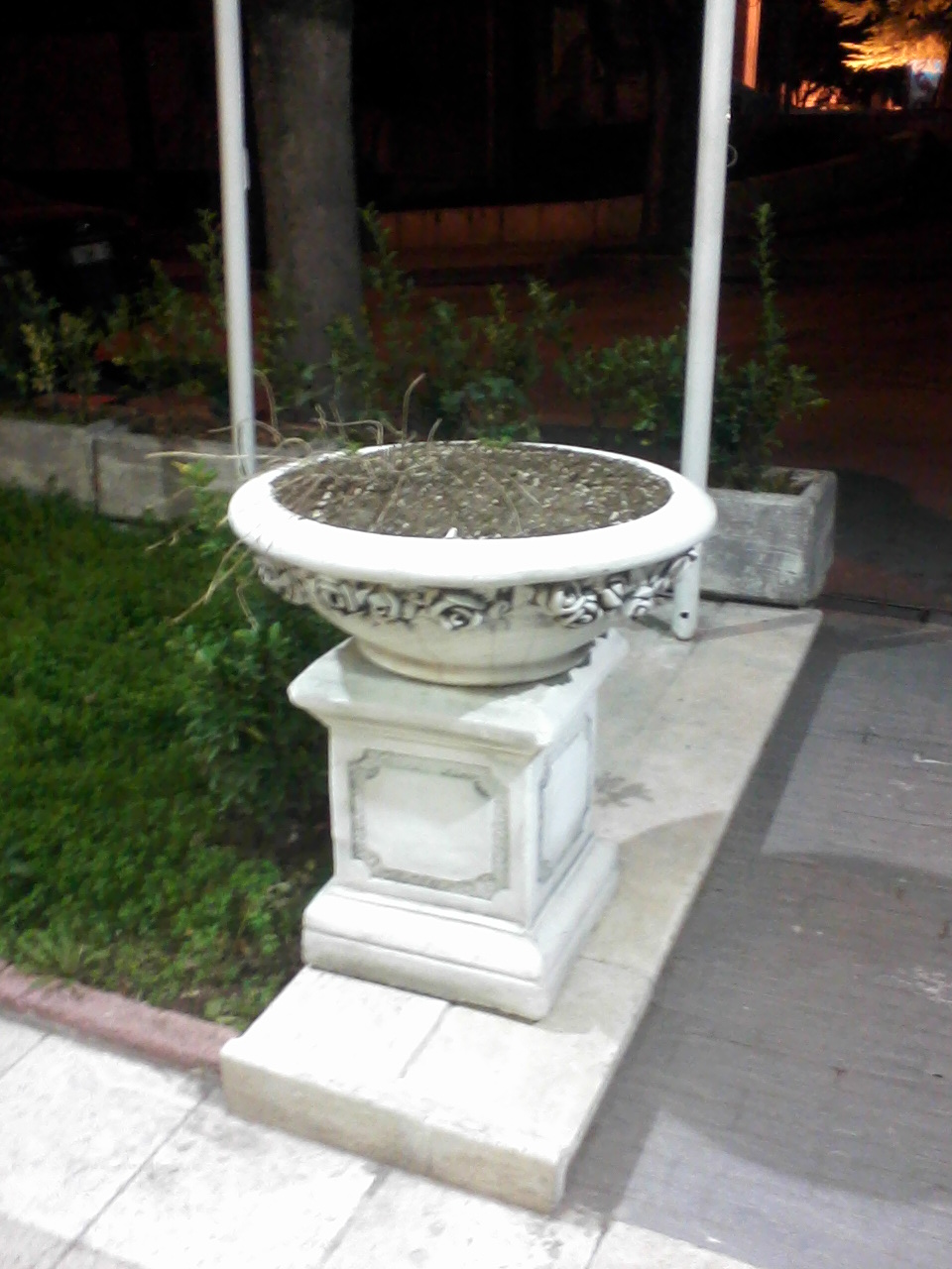 güllü portik;beton en. 70 boy.70 yüks.75 ağr.110