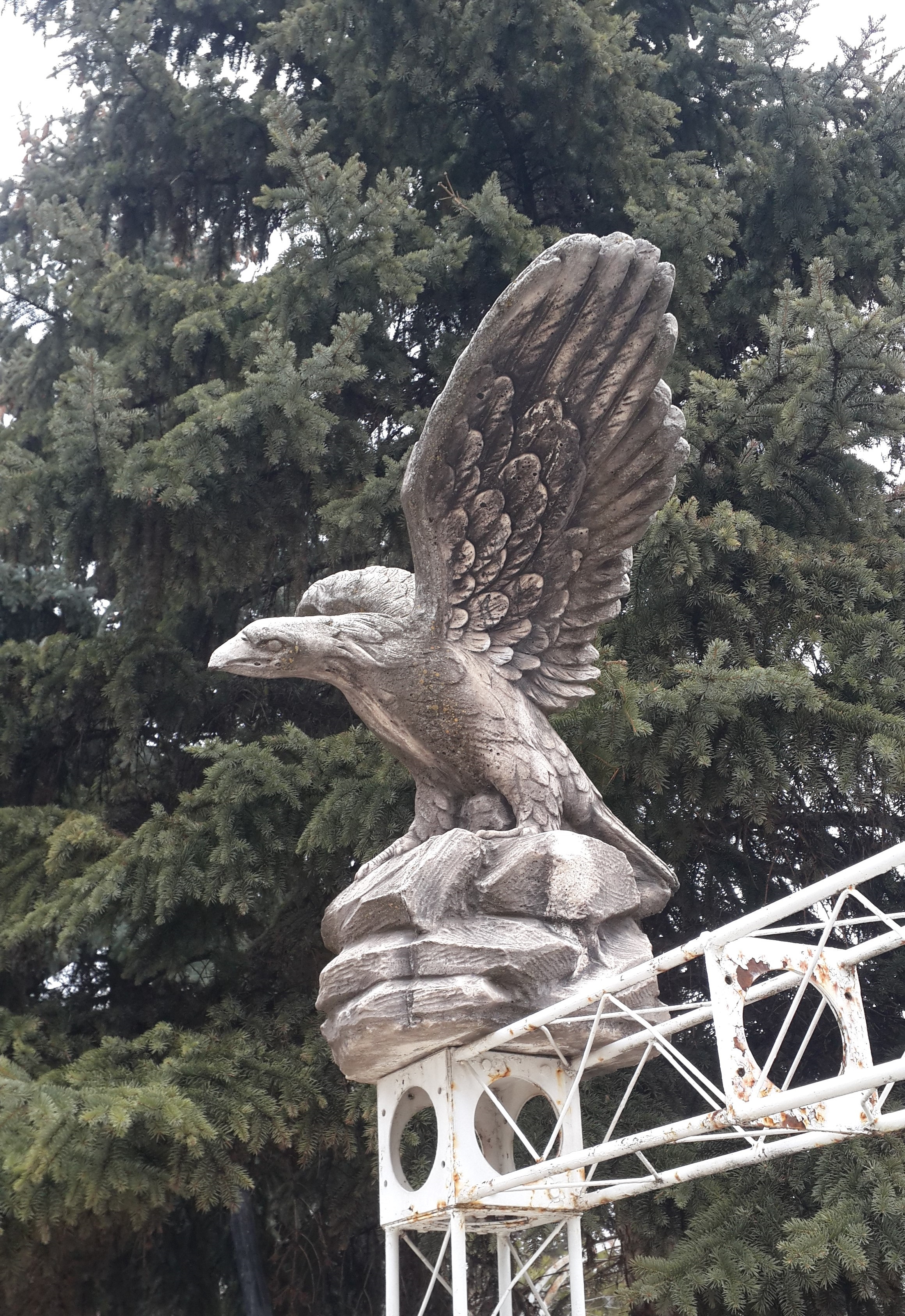 kanatları açık kartal: beton en.75 boy.115 yüks.100 ağr.200