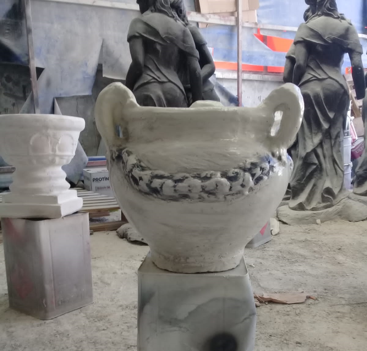 yuvarlak floran saksı: beton en.45 boy.45 yüks.40 ağr.35