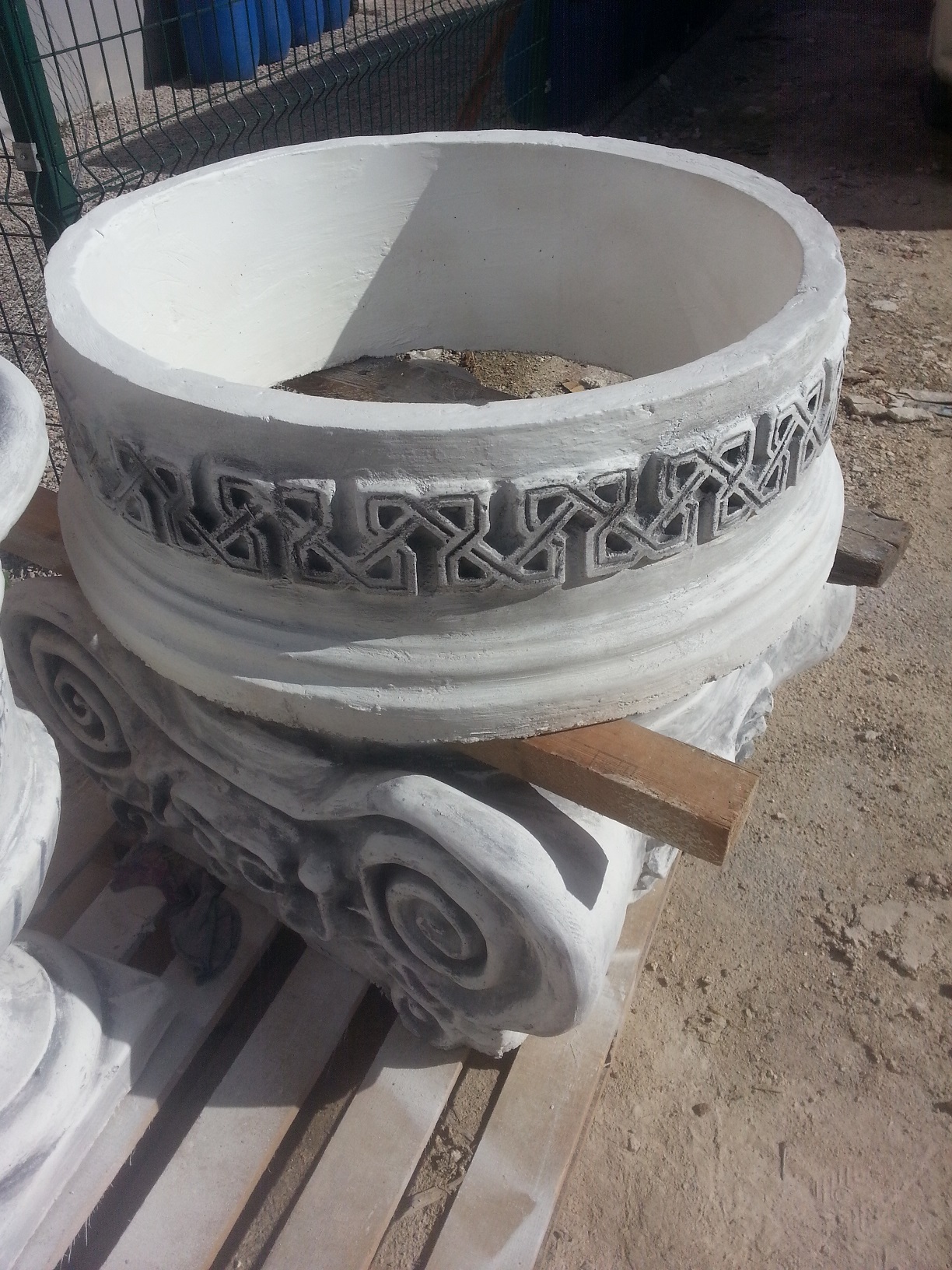 çanak saksı beton: en.90 boy.90 yüks.30 ağr.120