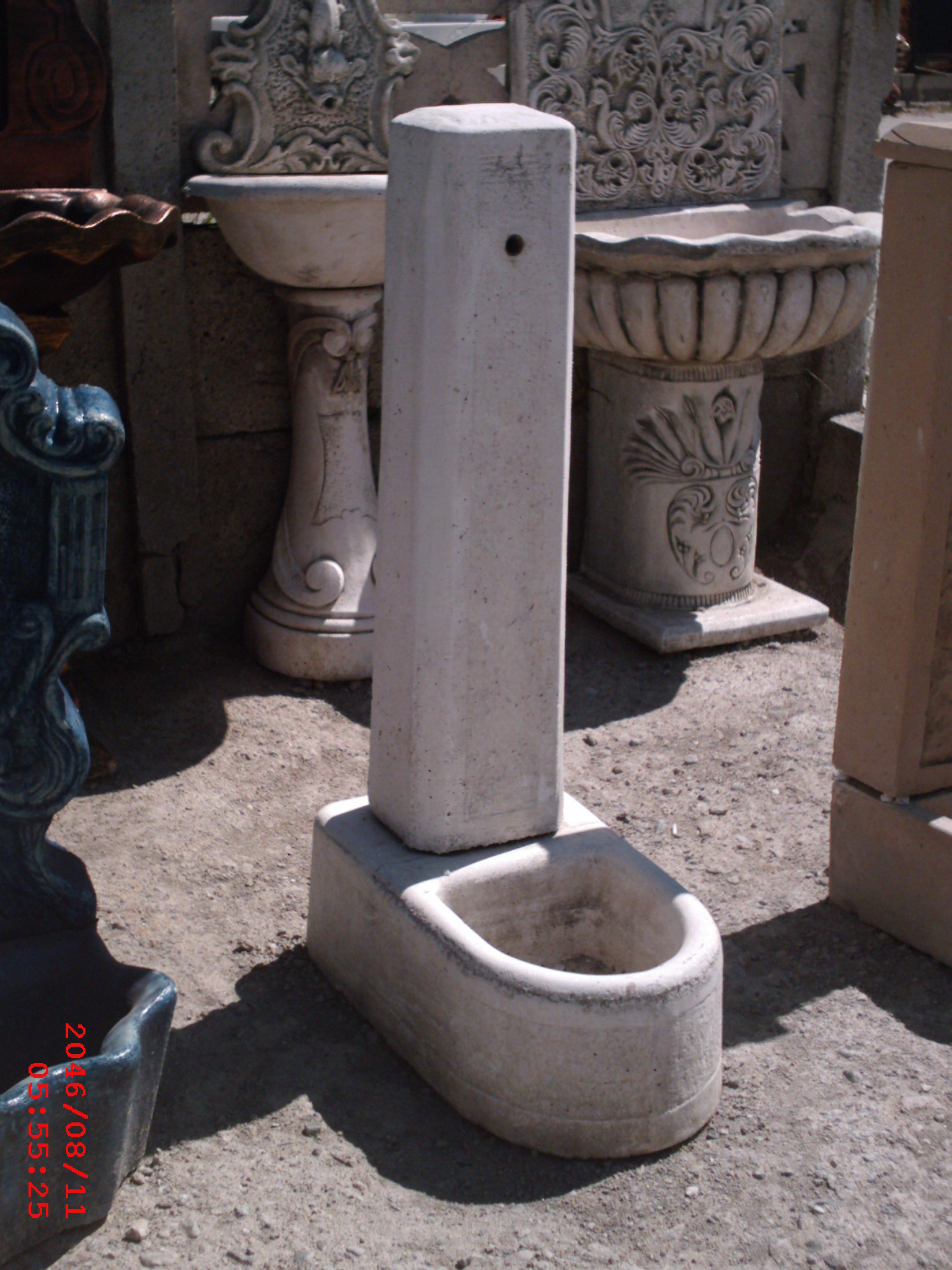 köşeli sultan çeşme;beton en.70 boy.35 yüks.115 ağr.160