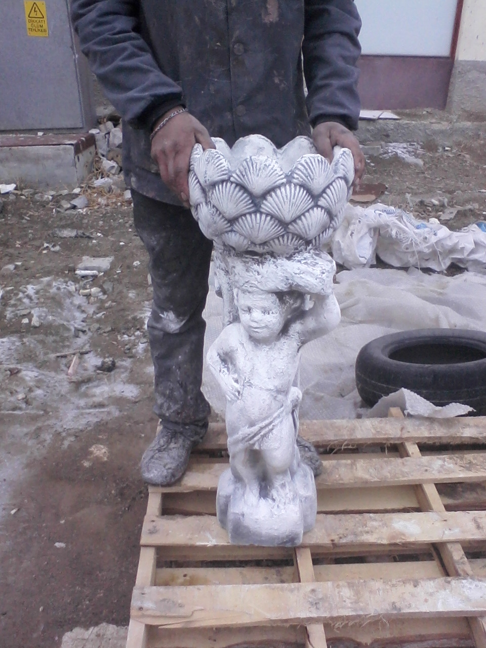 istiridyeli çocuk;beton en.150 boy.30 yüks.90 ağr.50