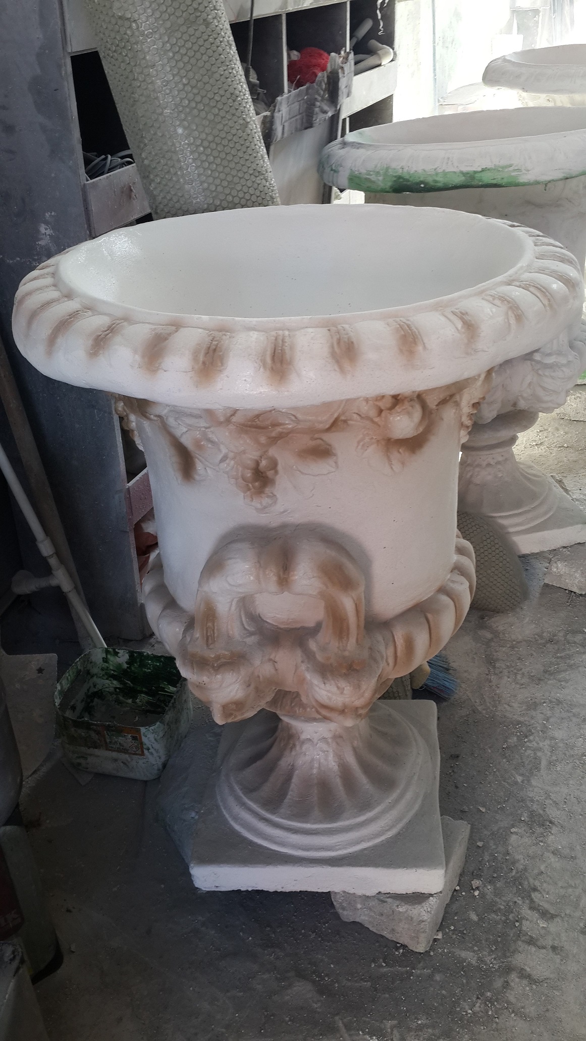 kaideli kupa saksı: beton en.75 boy.75 yüks.100 ağr.125