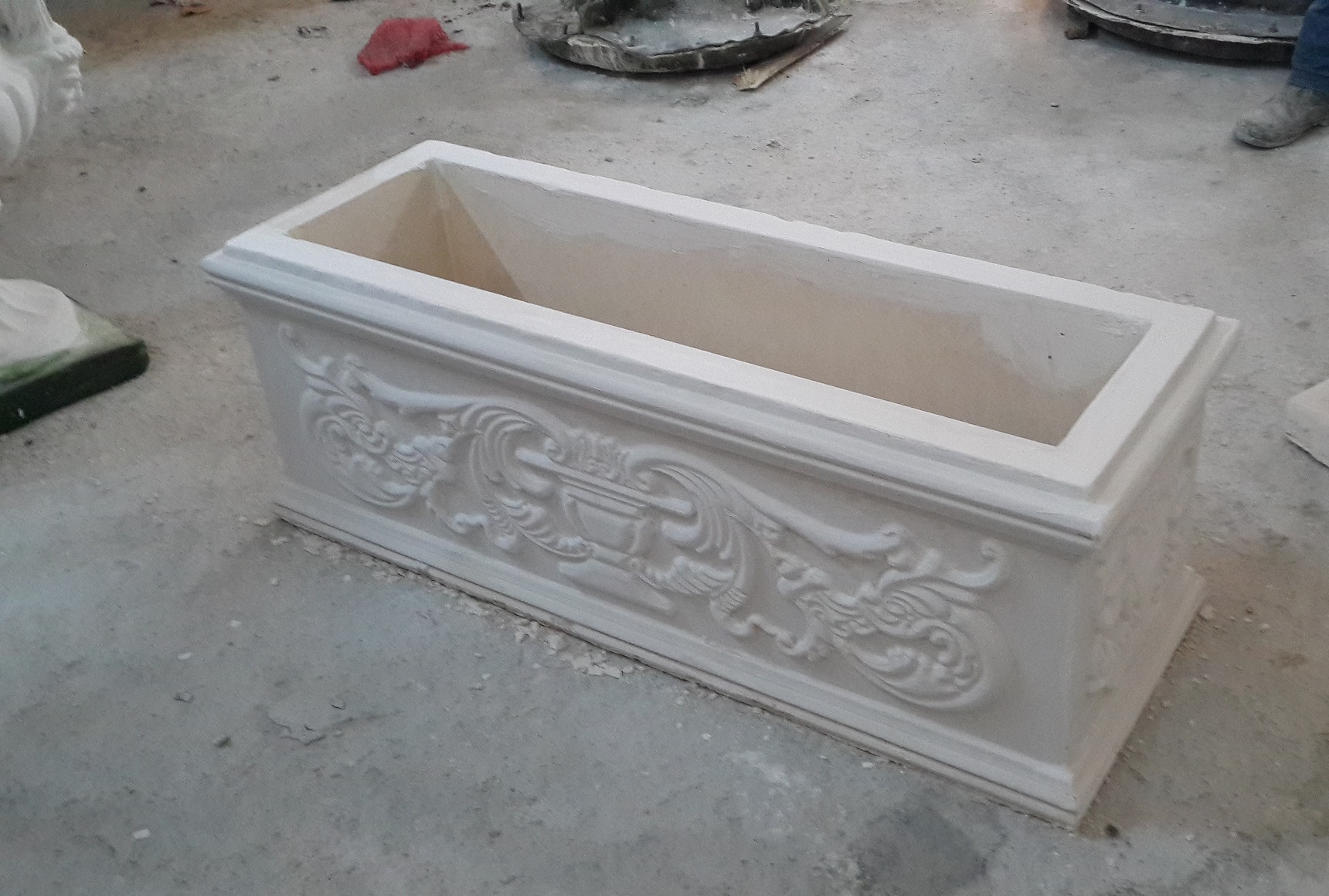 yapraklı dikdörtgen saksı: beton en.43 boy.120 yüks.43 ağr.80