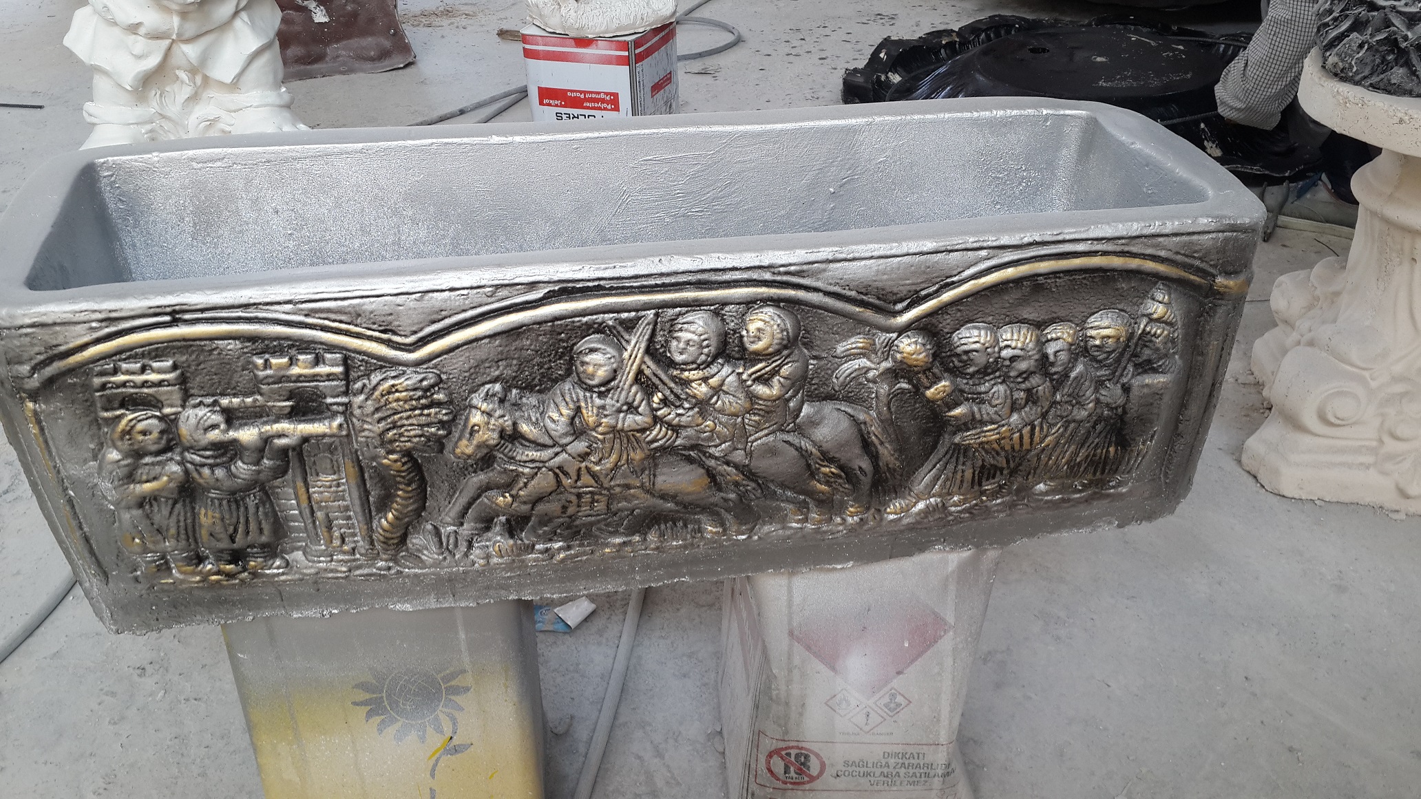 şövalye saksı: beton en.35 boy.90 yüks.30 ağr.90