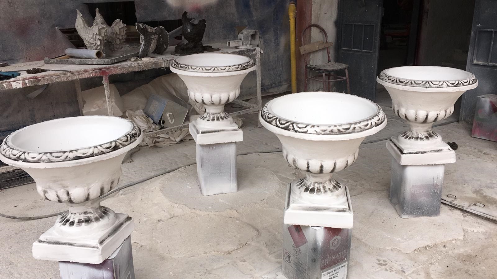 büyük çanak saksı: beton en.50 boy.50 yüks.50 ağr.30