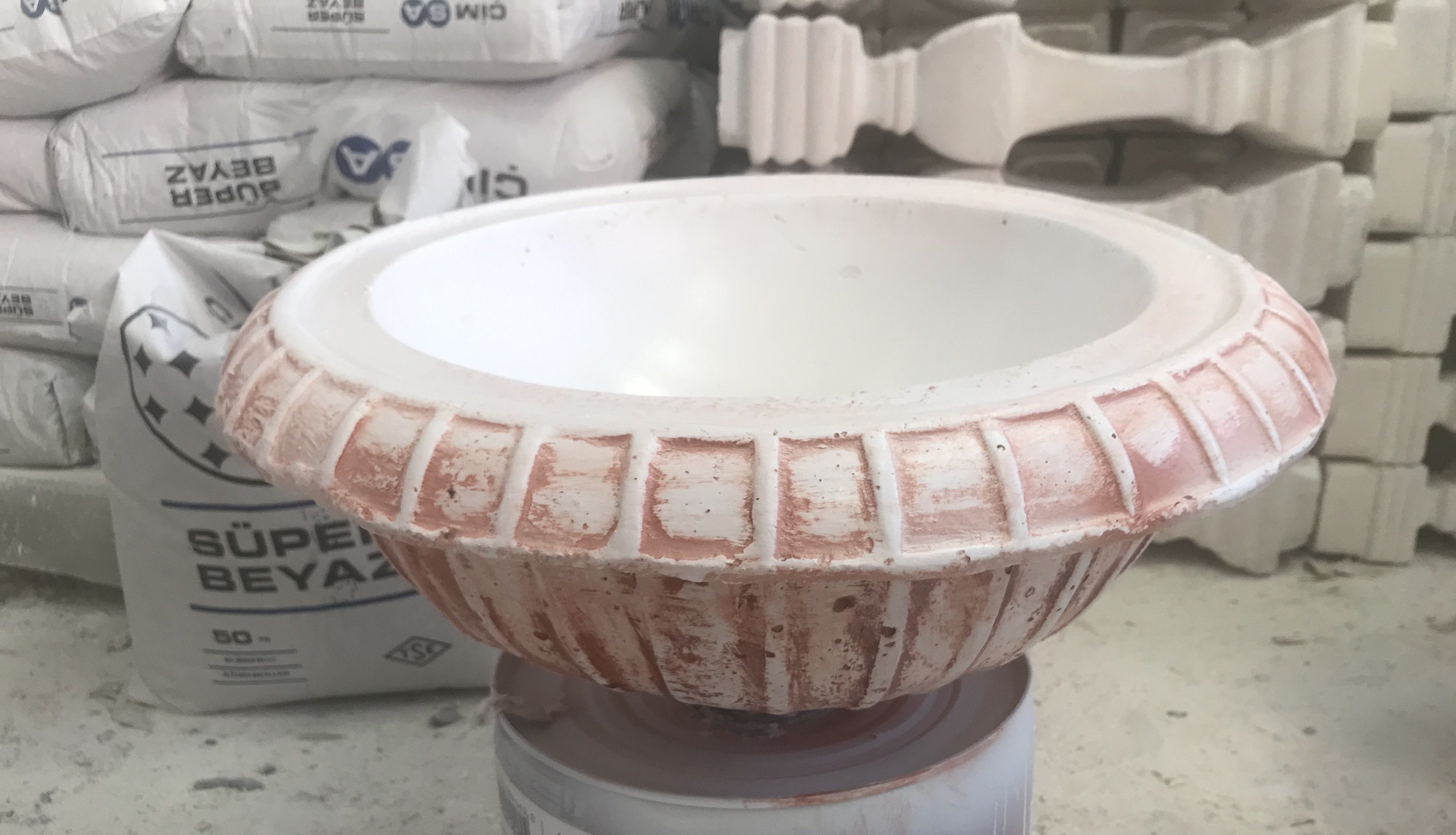 çanak vazo: beton en.50 boy.50 yüks.15 ağr.5