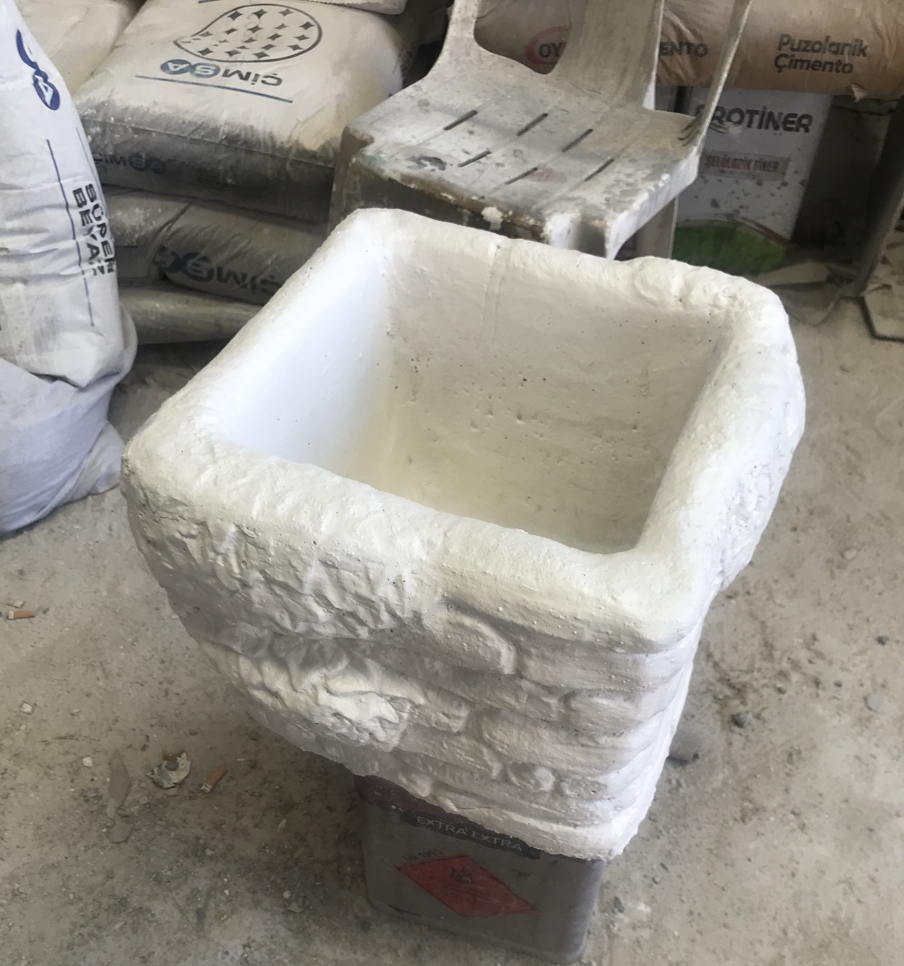 salkım saksı: beton en.40 boy.40 yüks.30 ağr.45