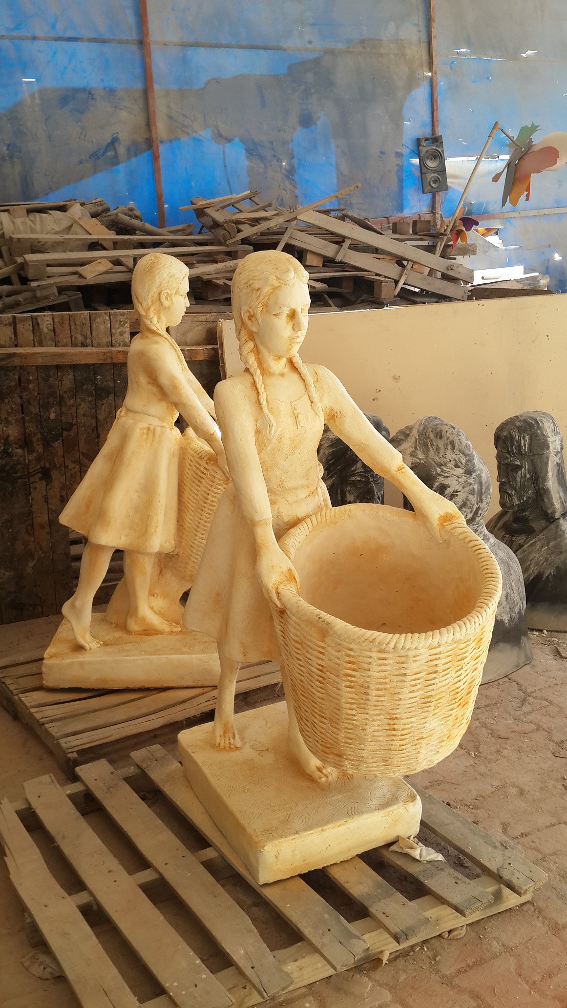 çöp sepetli kız: beton en.50 boy.90 yüks.155 ağr.270