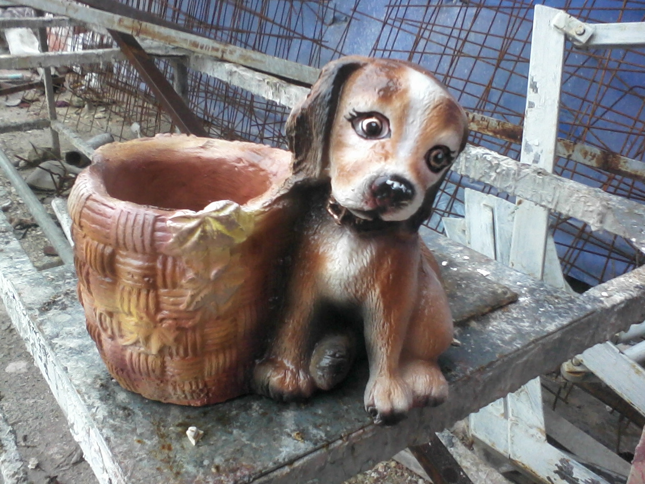 saksılı köpek; alçı boyalı en.20 boy.25 yüks.23 ağr.2