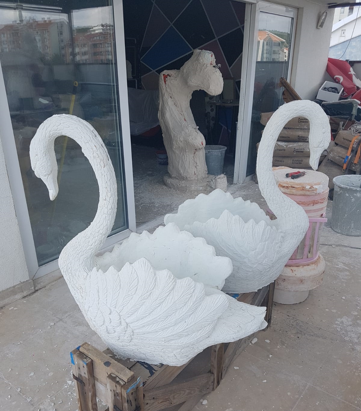 desenli kuğu: beton en.33 boy.100 yüks.77 ağr.75