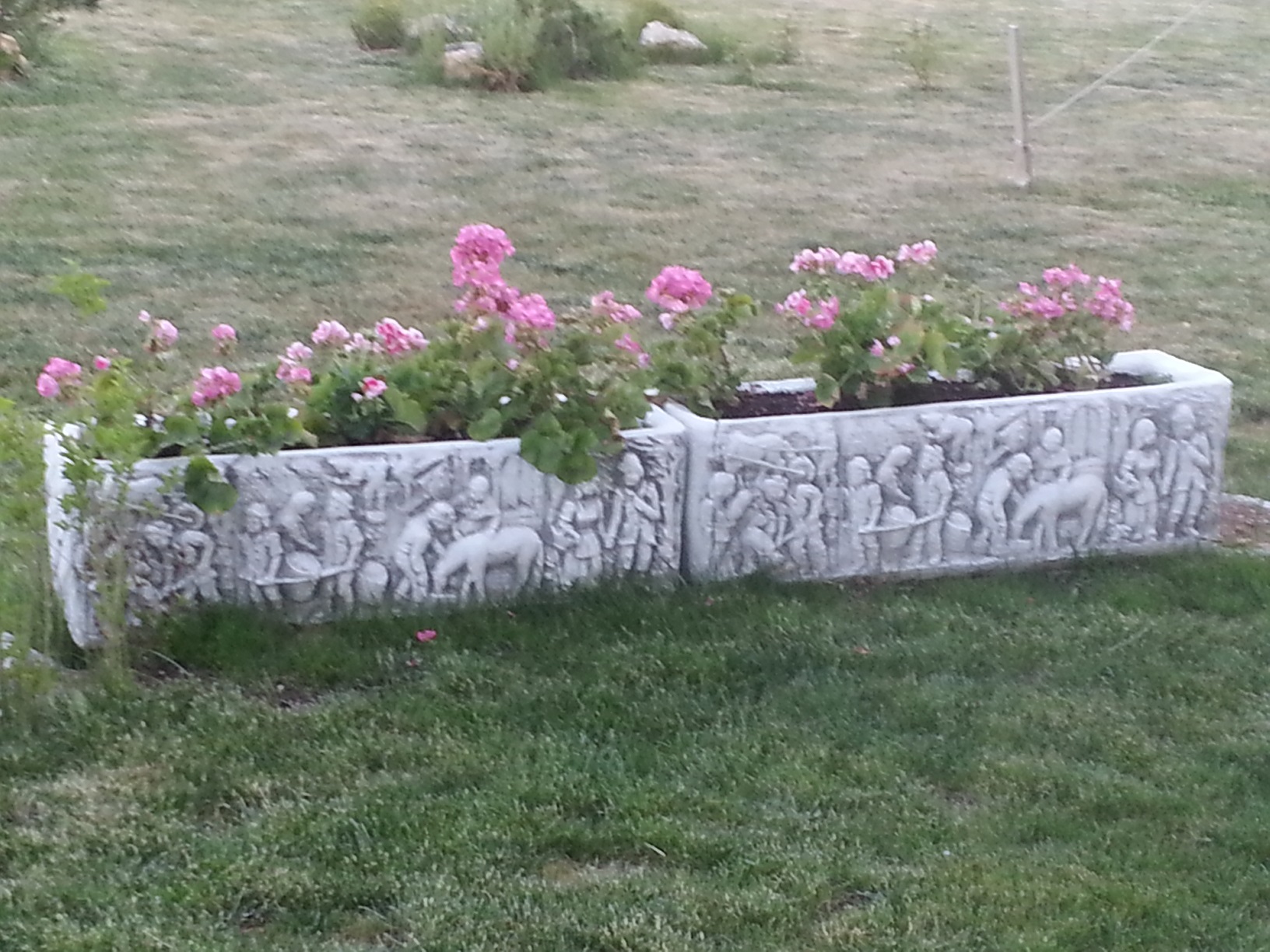 köy yaşamı saksı: beton en.30 boy.100 yüks.30 ağr.120