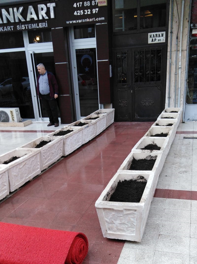 kabartmalı saksı: beton en.40 boy.90 yüks.45 ağr.65