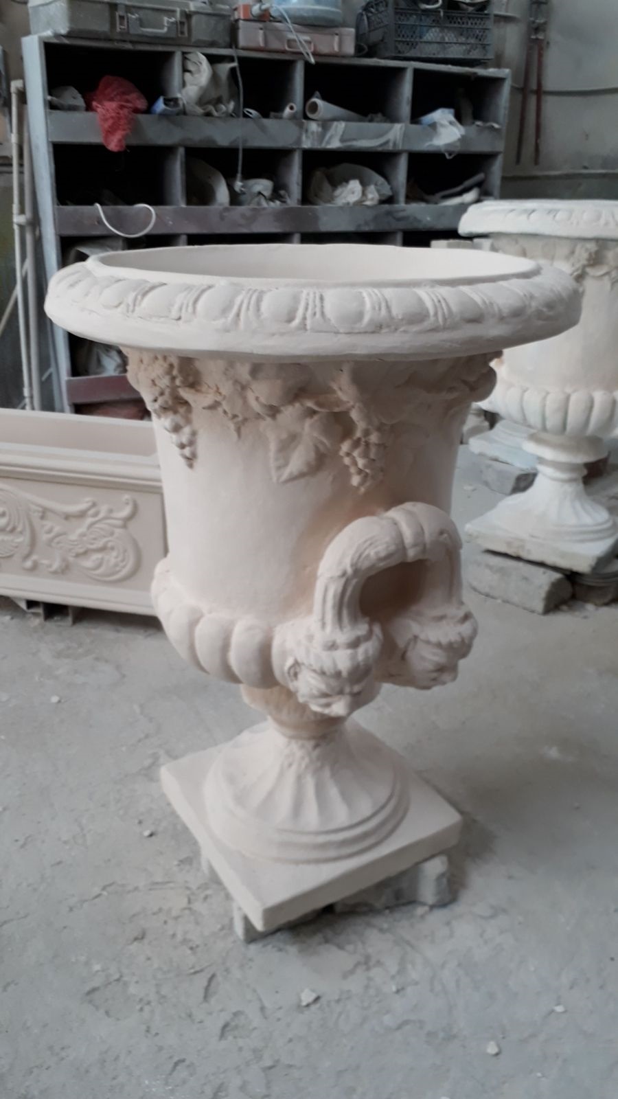 kaideli kupa saksı: beton en.75 boy.75 yüks.100 ağr.125