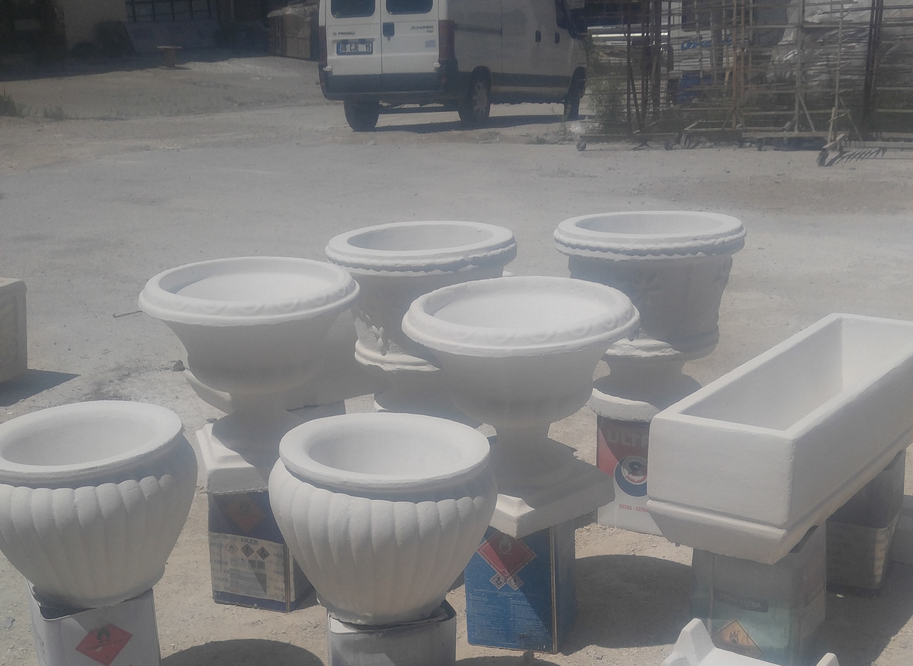 çizgili saksı: beton en.45 boy.45 yüks.35 ağr.20