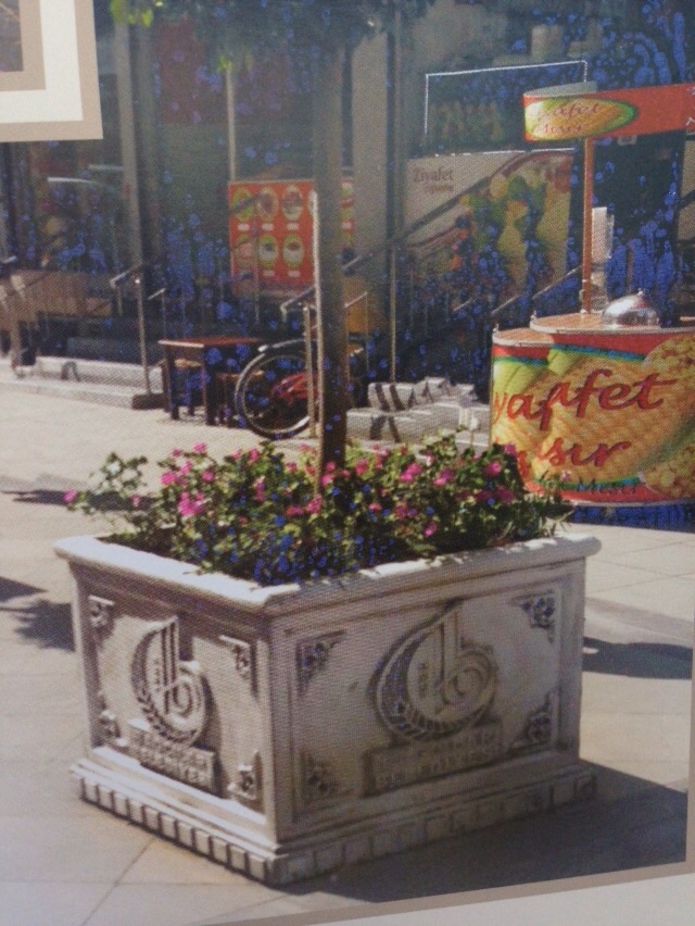 logo kare saksı;beton en.100 boy.100 yüks.100 ağr.200