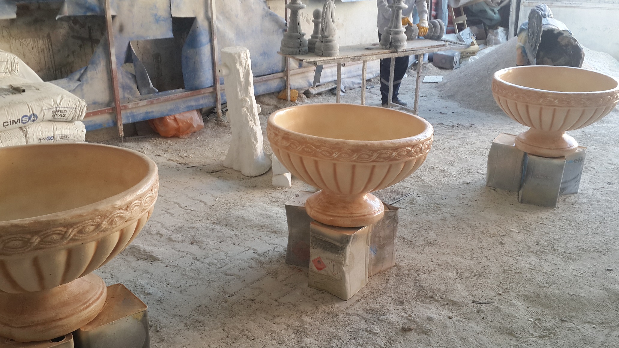 tralles büyük saksı: beton en.80 boy.80 yüks.50 ağr.110