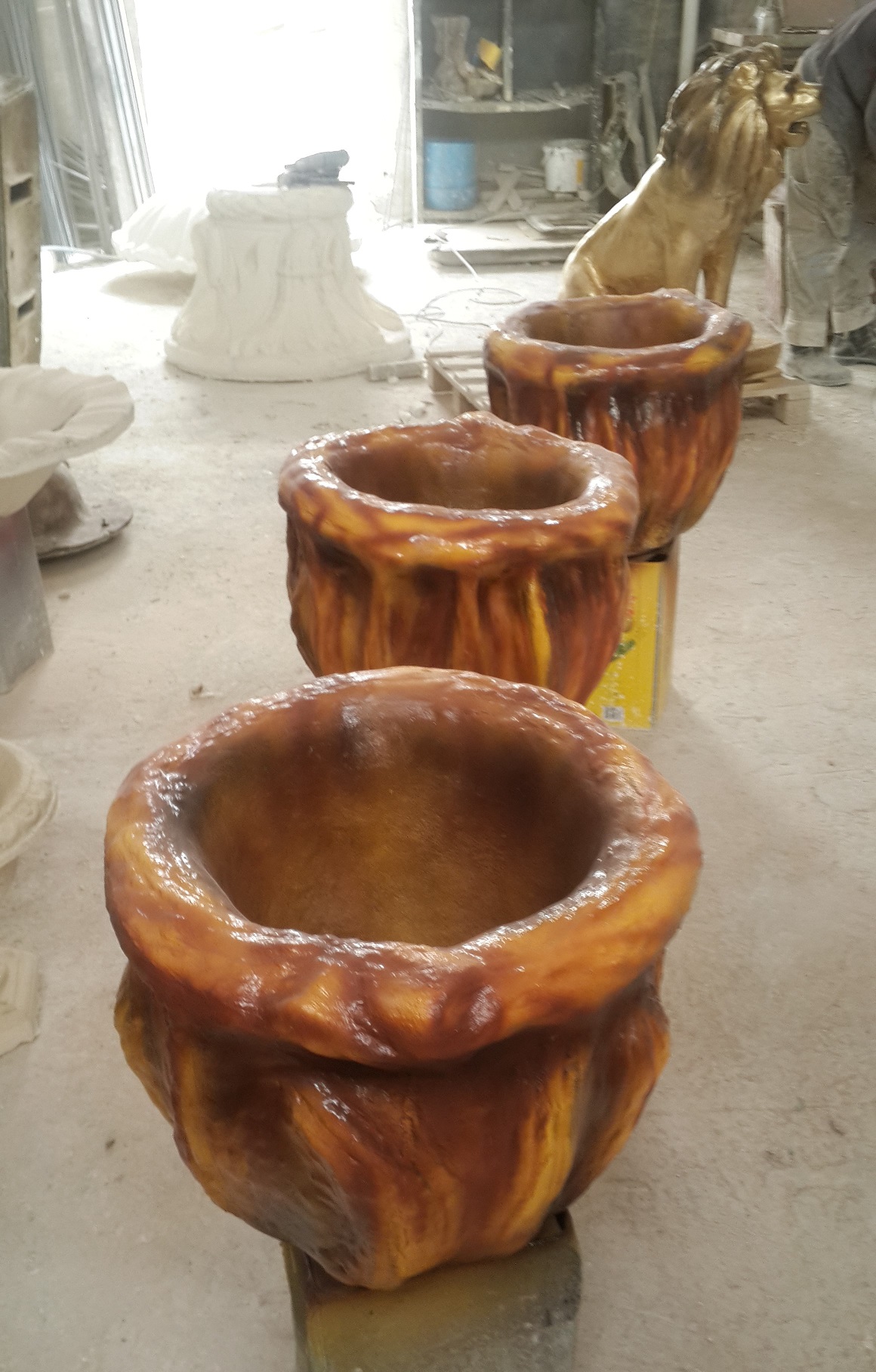 küçük ağaç saksı: beton en.40 boy.40 yüks.30 ağr.20