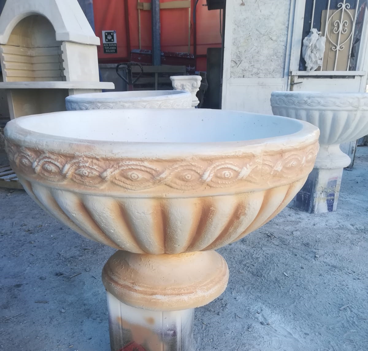 tralles büyük saksı: beton en.80 boy.80 yüks.50 ağr.110