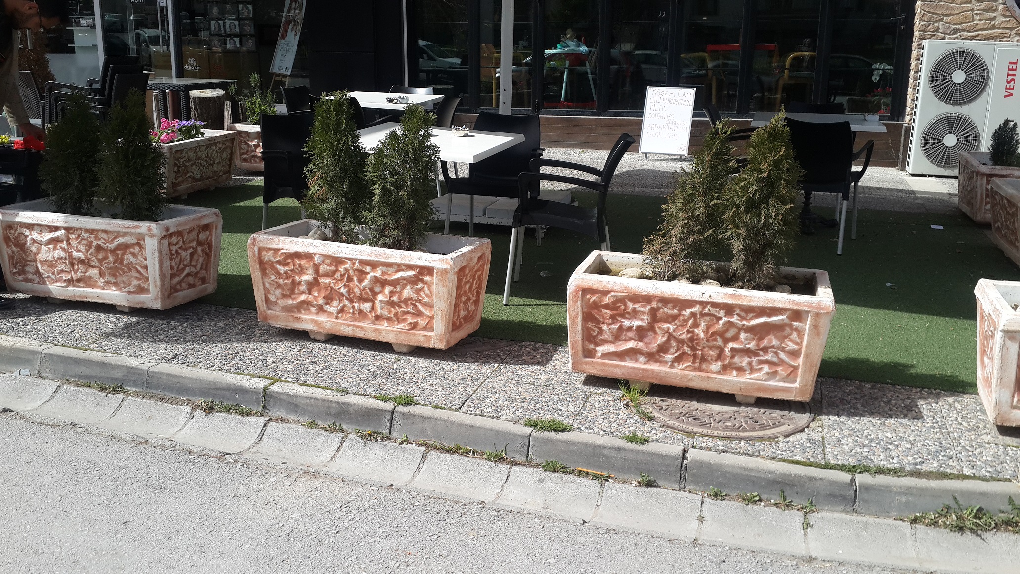 kabartmalı saksı: beton en.40 boy.90 yüks.45 ağr.65