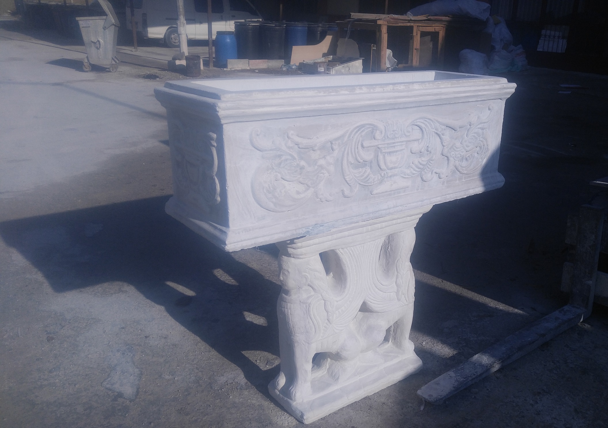 yapraklı dikdörtgen saksı: beton en.43 boy.120 yüks.43 ağr.80