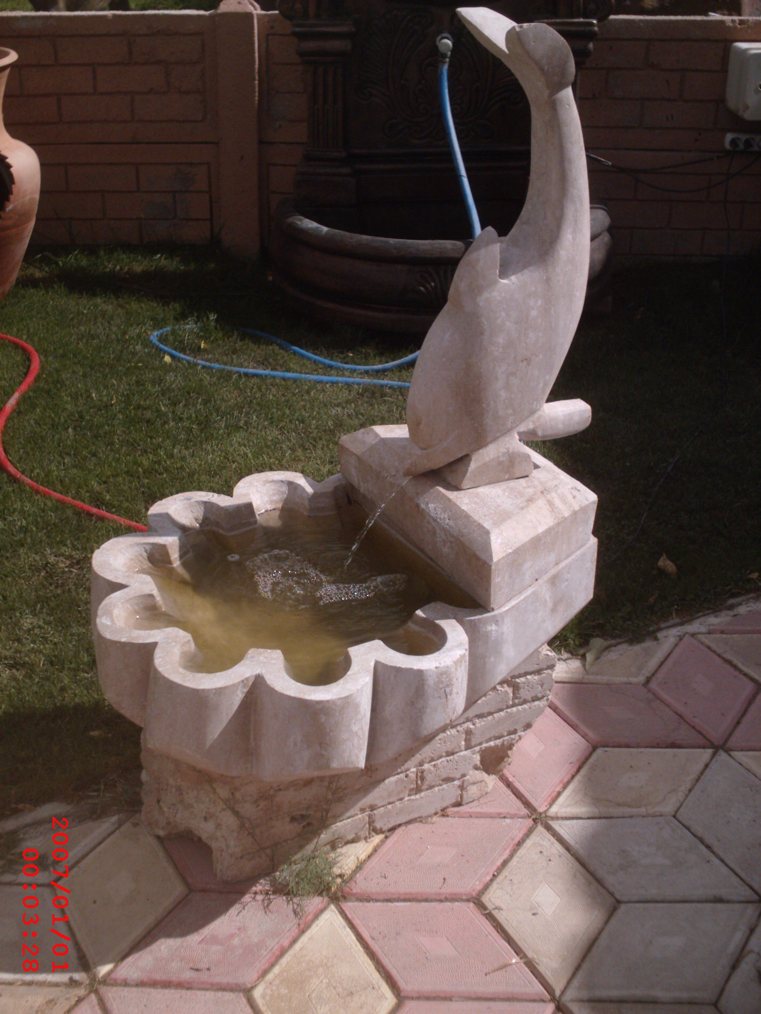 mermer balıklı havuz;beton en.55 boy.70 yüks.110 ağr.300