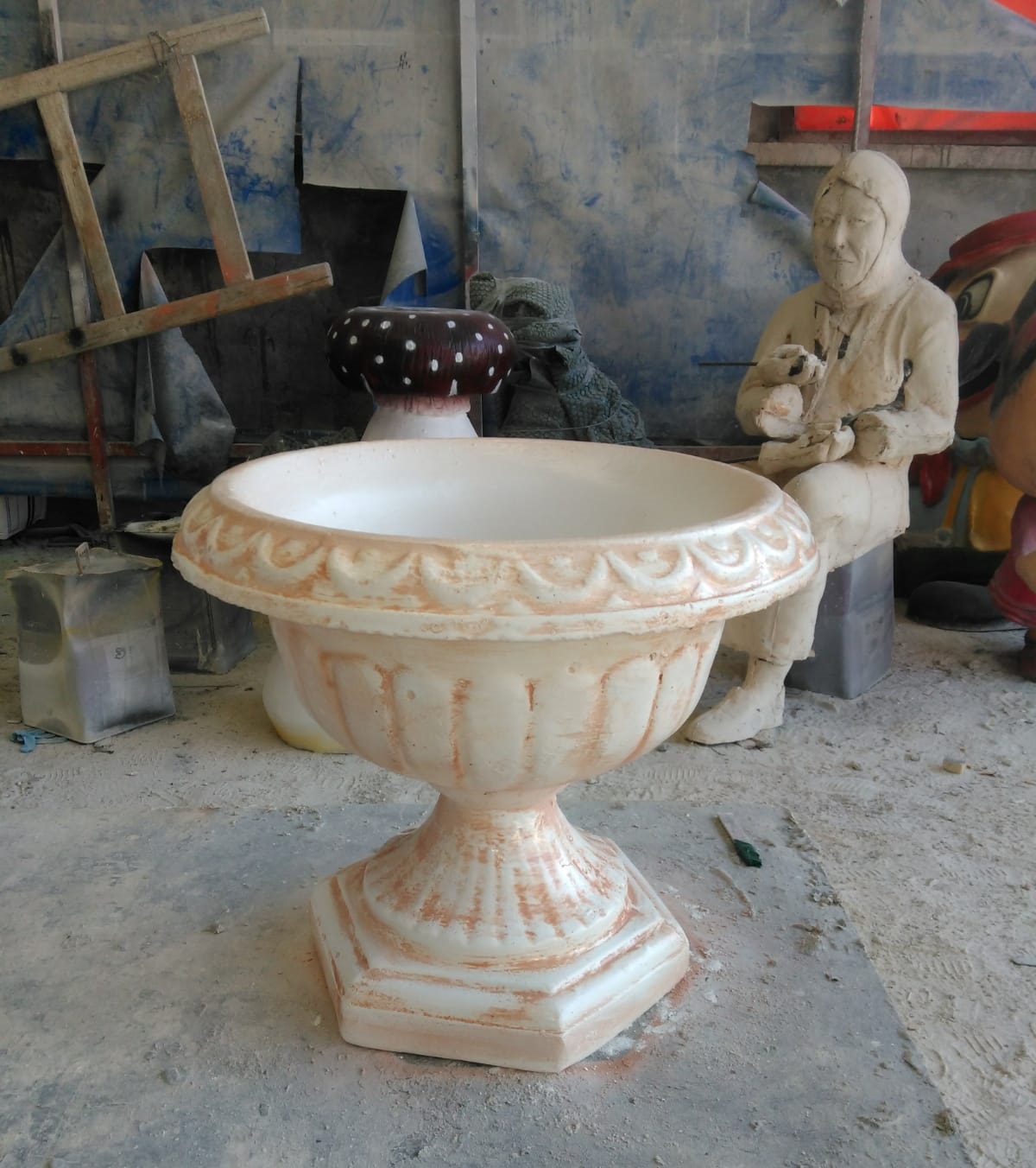 nilüfer saksı: beton en.45 boy.45 yüks.40 ağr.10