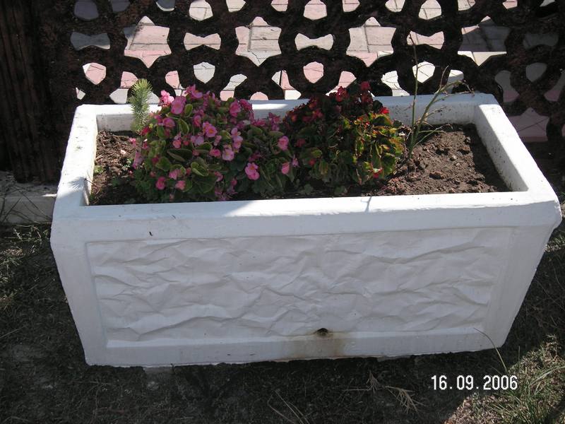 Kabartmalı Çiçeklik;Beton (En:42Boy:92Yüks:45Ağr:65)