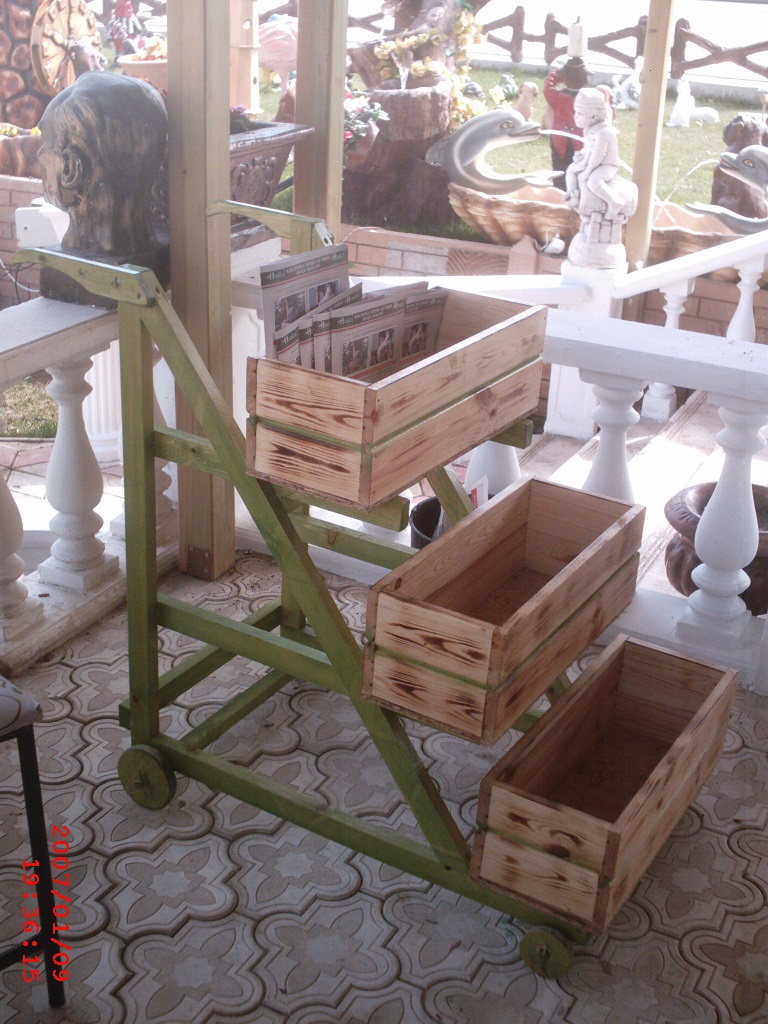 3 lü araba saksı; ahşap en.90 boy.100 yüks.50 ağr.20