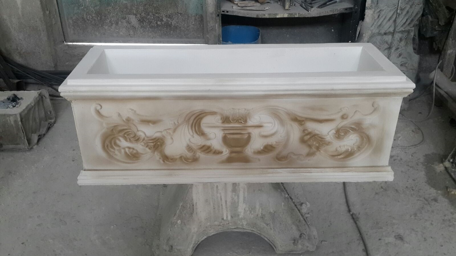 yapraklı dikdörtgen saksı: beton en.43 boy.120 yüks.43 ağr.80