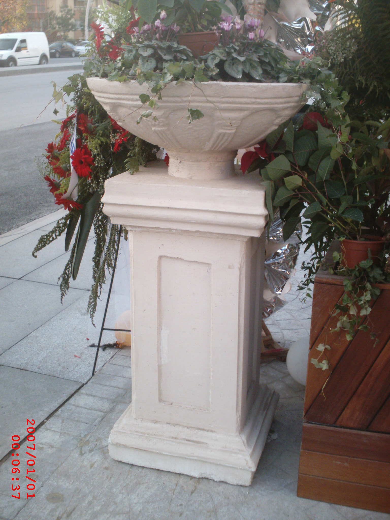 Rosa Çiçeklik;Beton (En:75Boy:75Yüks:130Ağr:200)