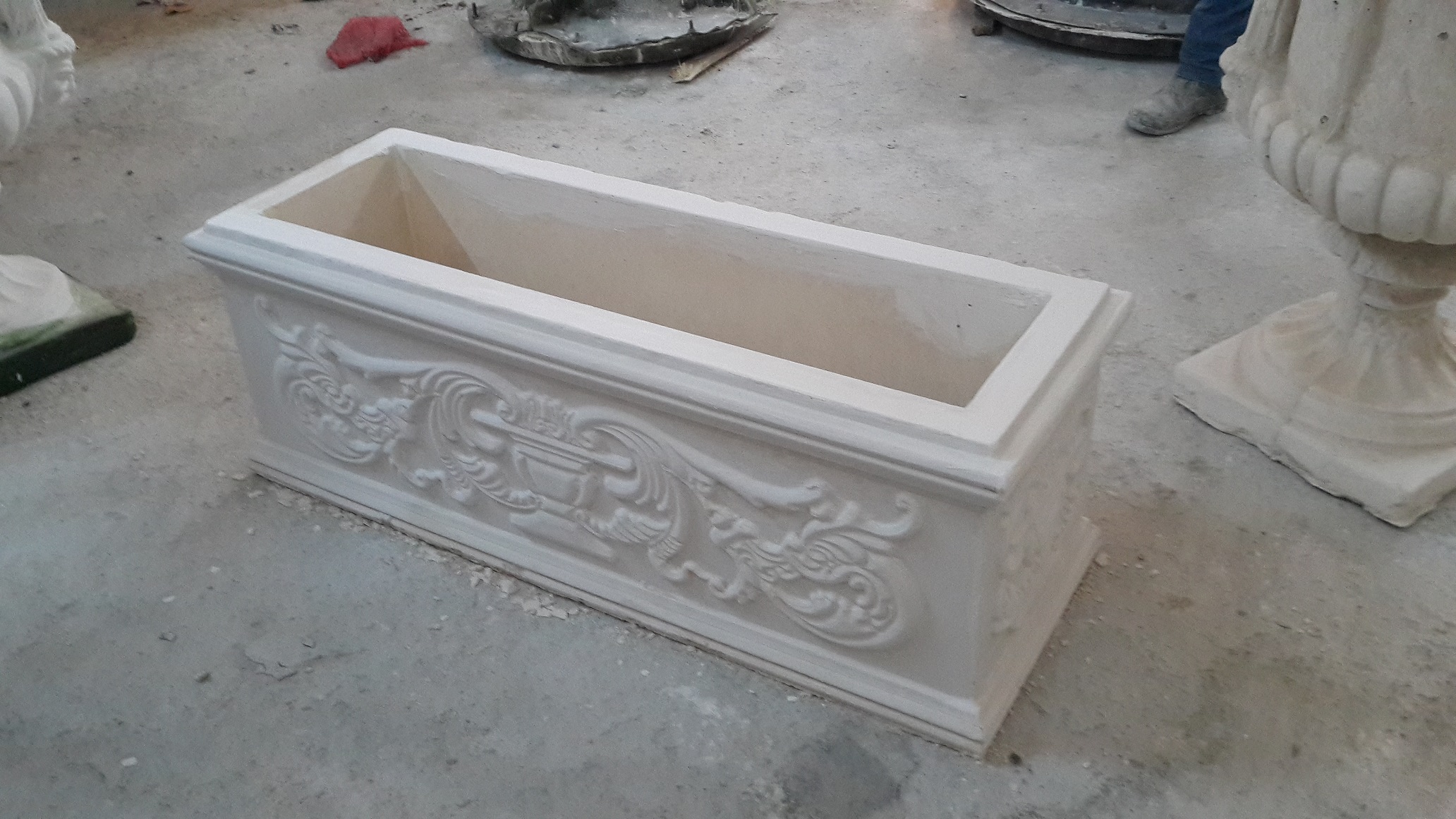 yapraklı dikdörtgen saksı: beton en.43 boy.120 yüks.43 ağr.80