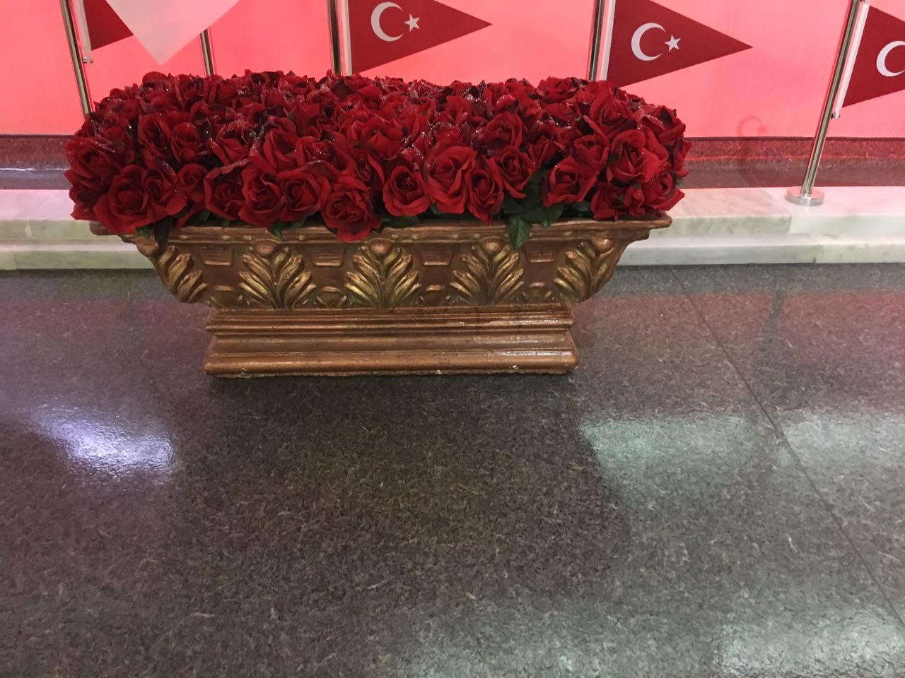 yaprak saksı: beton en.30 boy.85 yüks.35 ağr.50 