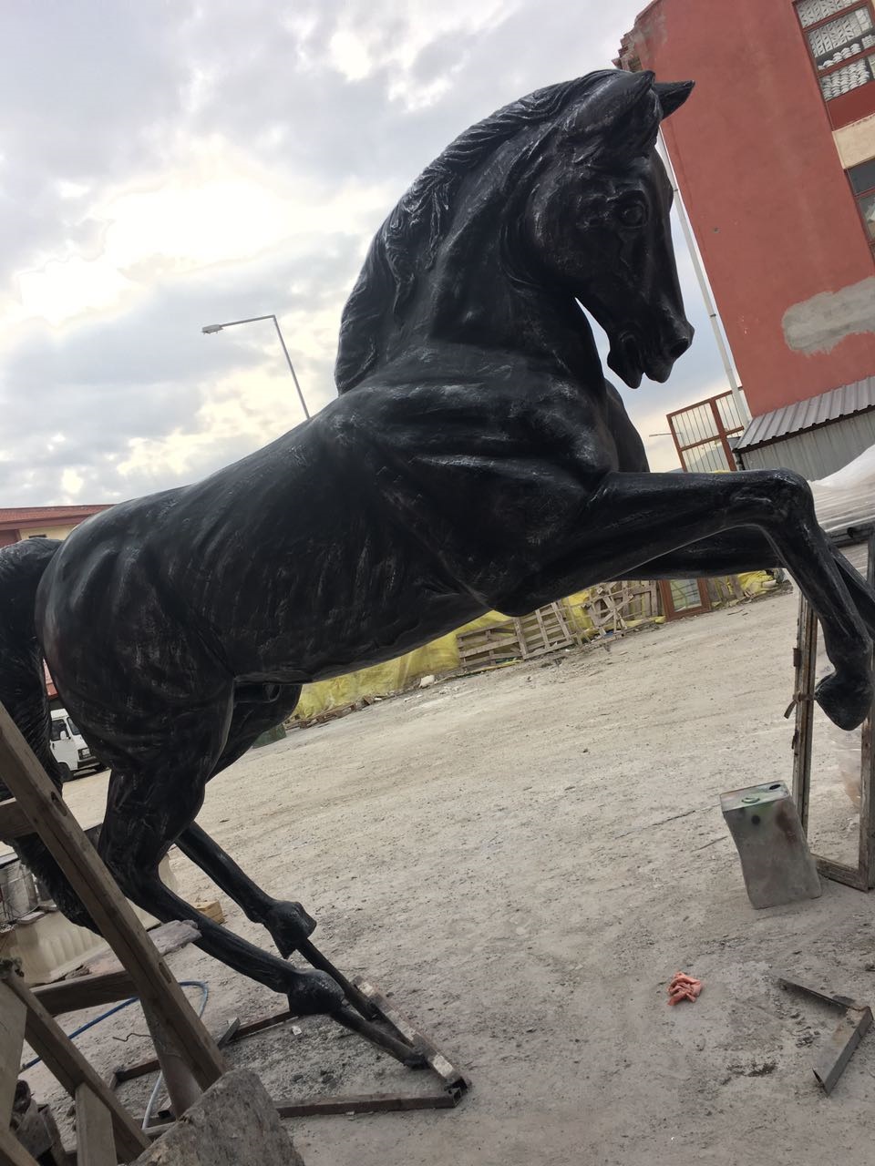 büyük şahlanan at: en.75 boy.210 yüks.350 ağr.70