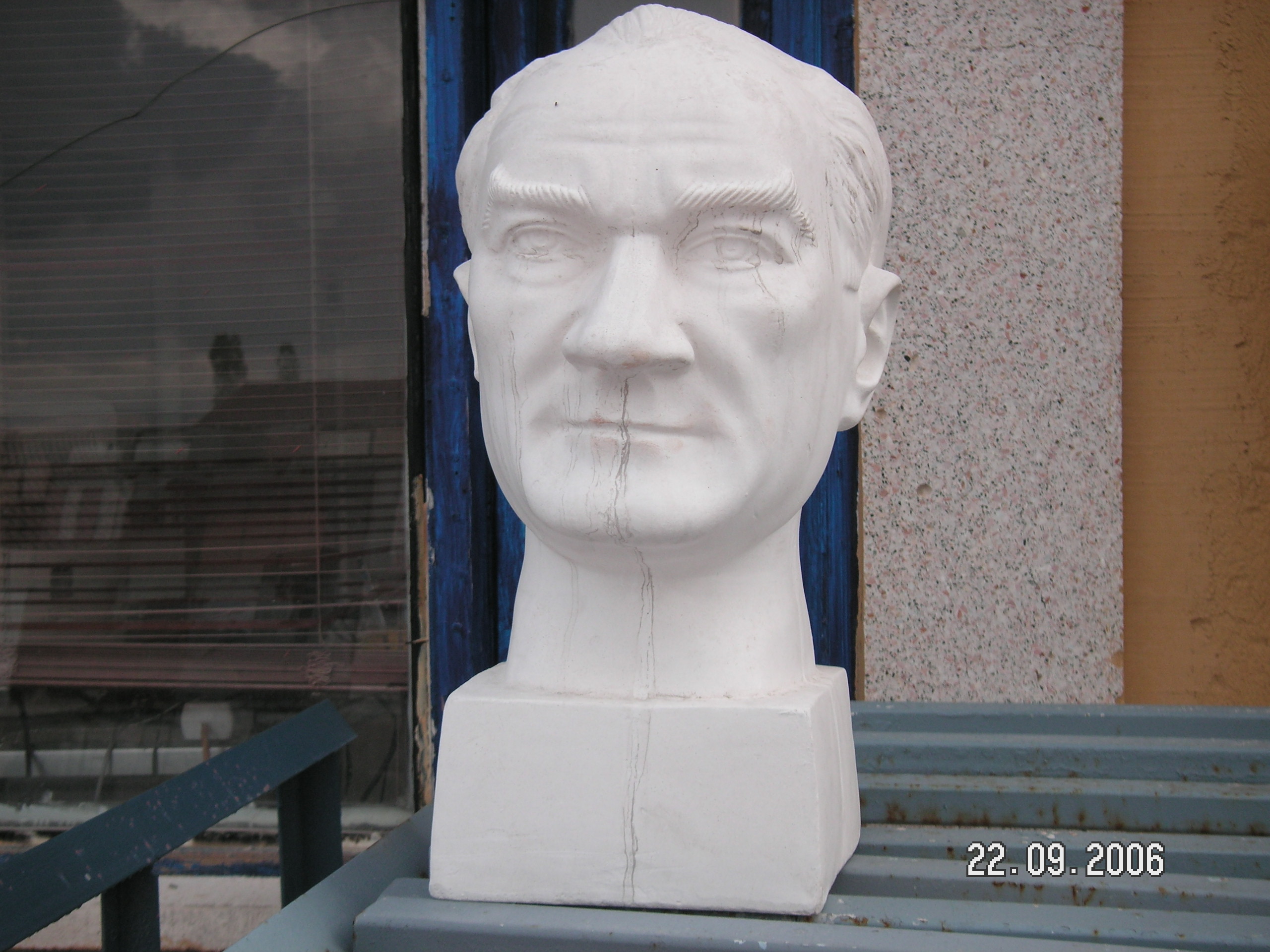 atatürk büst büyük; alçı boyalı en.20 boy.30yüks.45 ağr.3