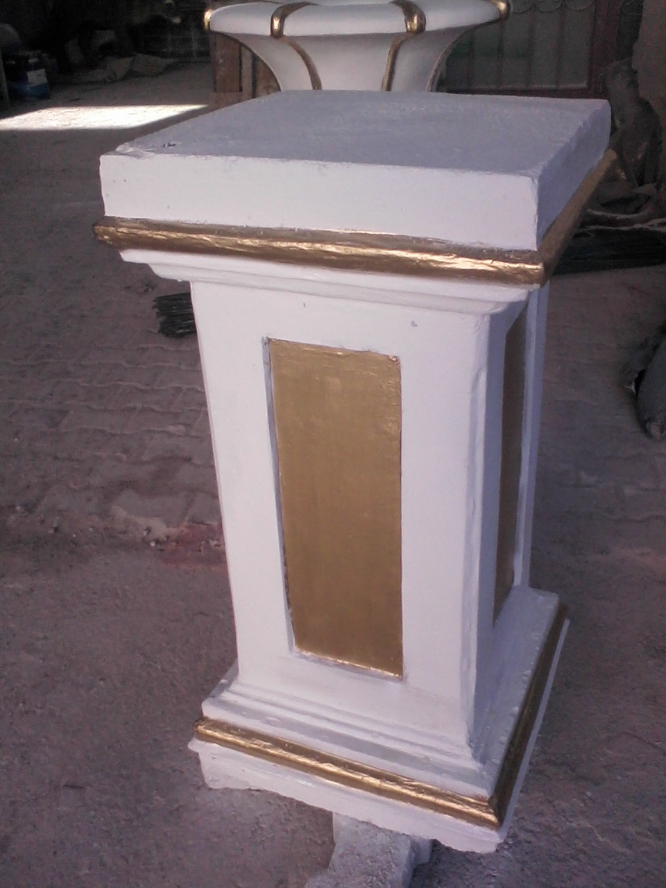 dikdörtgen büyük kaide; beton en.40 boy.40 yüks.90 ağr.150