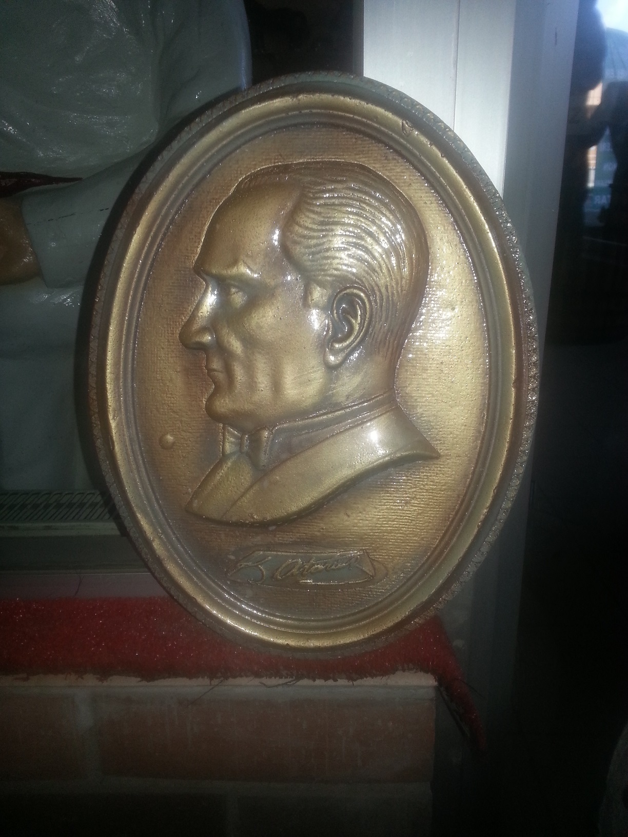 rölyef atatürk: fiber en.2 boy.27 yüks.35 ağr.2