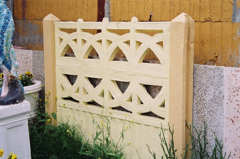 desenli siyah çit; beton en.5 boy.150 yüks.40 ağr.45