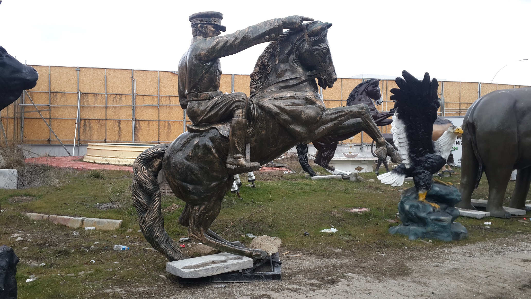 atatürk at üzerinde konsept: fiber en.120 boy.230 yüks.450 ağr.150