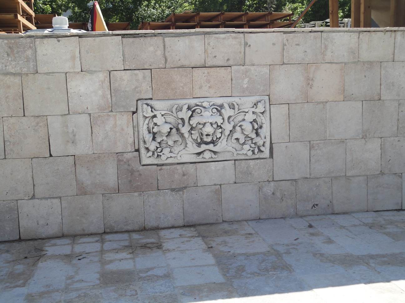 aslan rölyef; beton en. boy.25 yüks.50 ağr.10