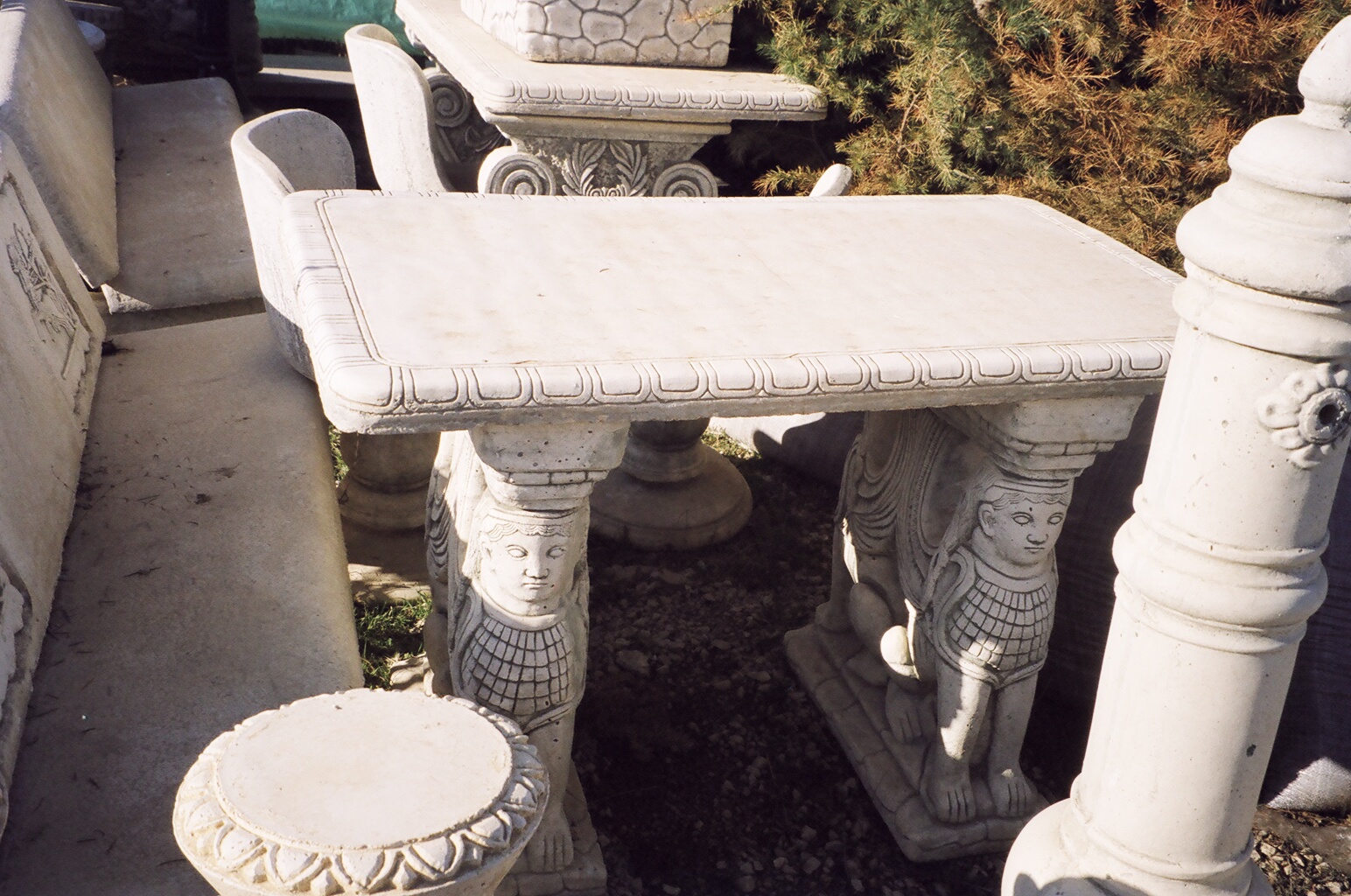 sefenks ayaklı masa;beton en.75 boy.125 yüks.80 ağr.250