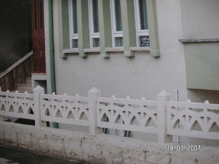desenli siyah çit; beton en.5 boy.150 yüks.40 ağr.45