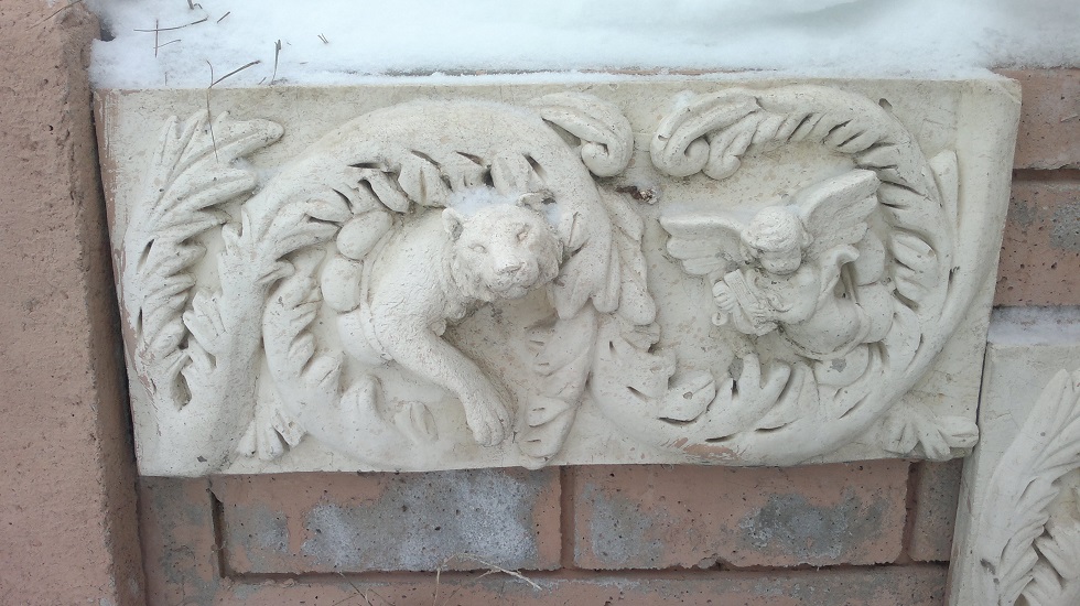 melek aslanlı rölyef; beton en.4 boy.55 yüks.25 ağr.5