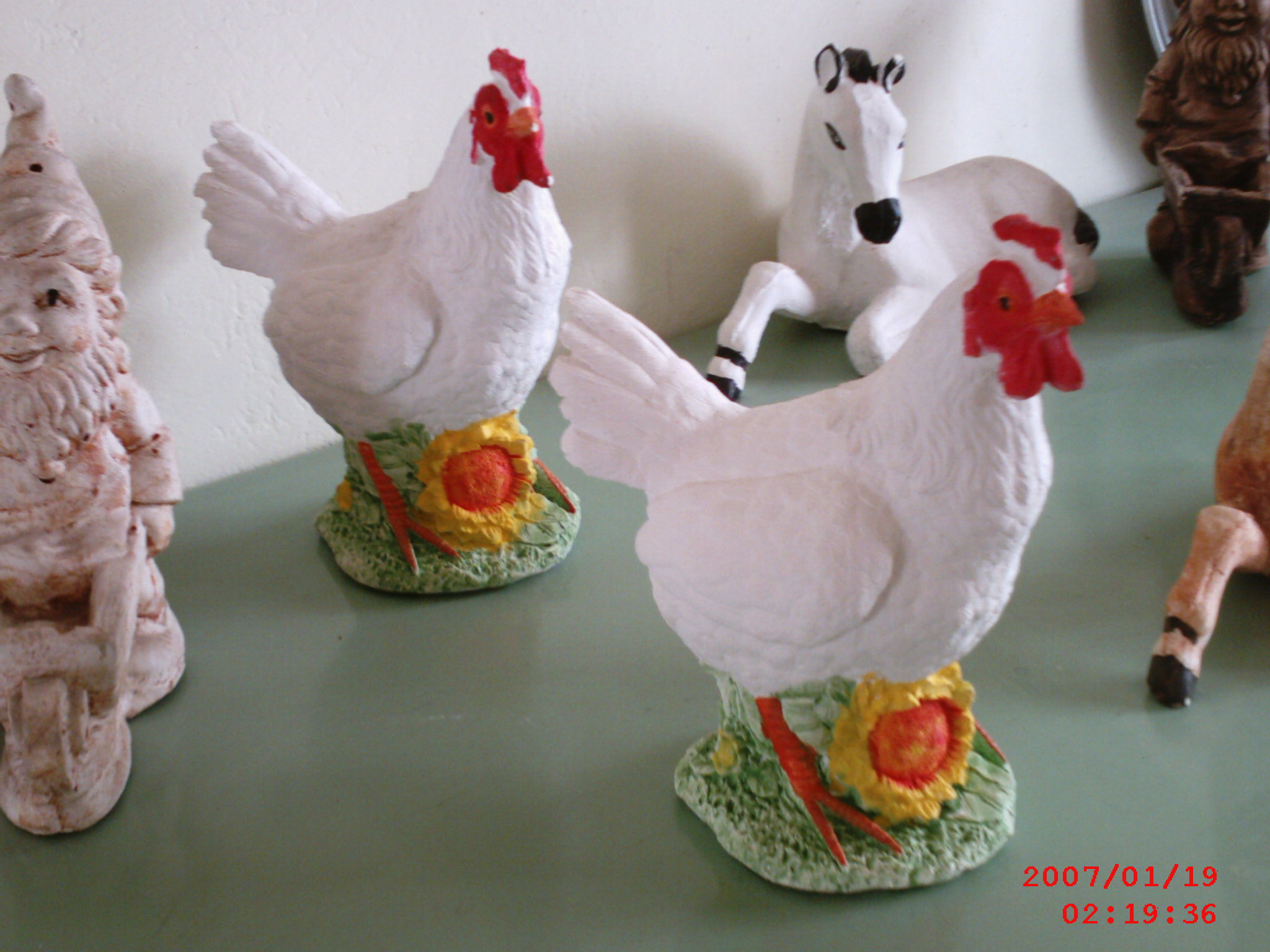 mini tavuk; alçı en.15 boy.27 yüks.30 ağr.0,5