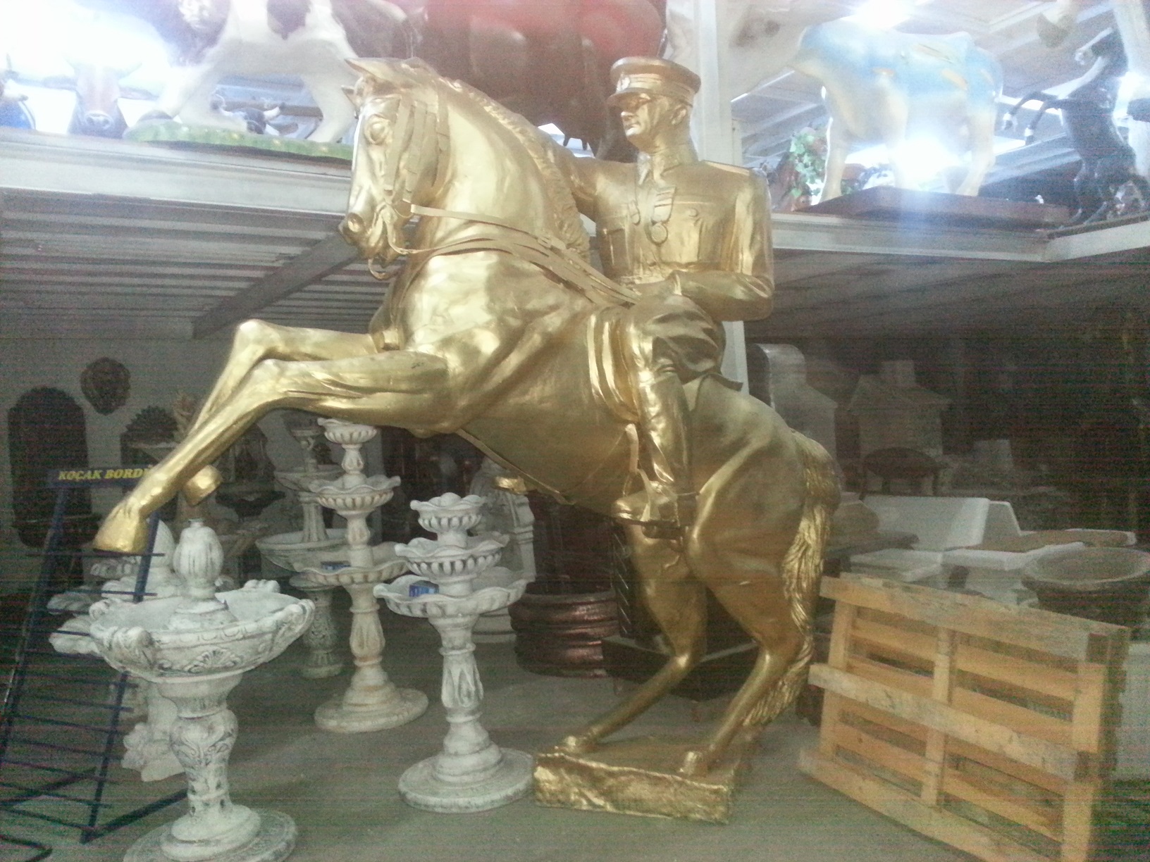 atatürk at üzerinde fiber: en.120 boy.230 yüks.450 ağr.150